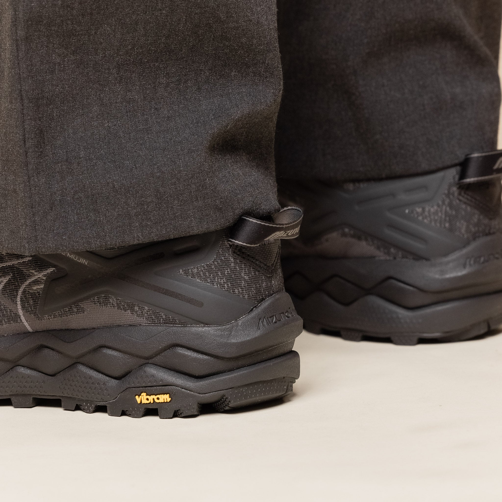 Mizuno - Wave Mujin LS Gore-Tex - Black / Quiet Shade / Black Sand