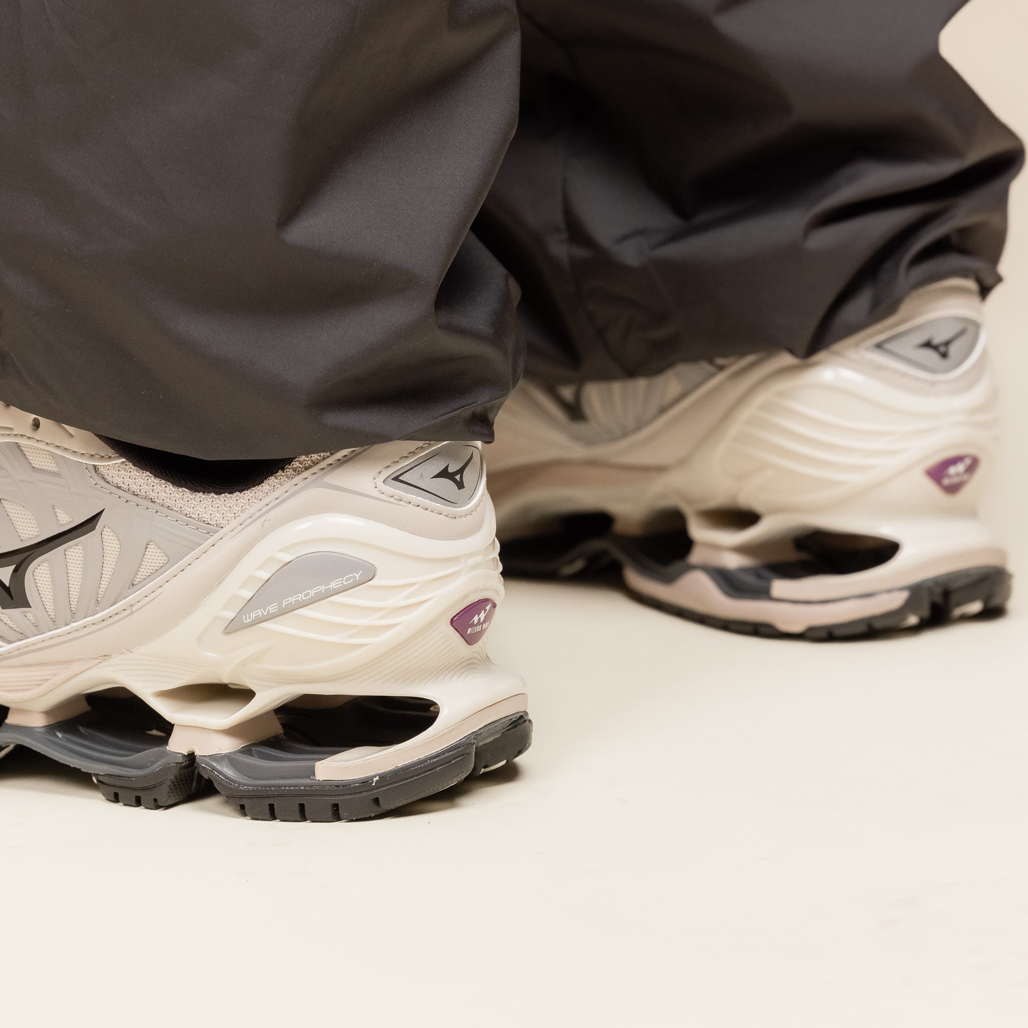 Mizuno - Wave Prophecy LS - Silver Cloud / Black / Opal Grey D1GA33370307