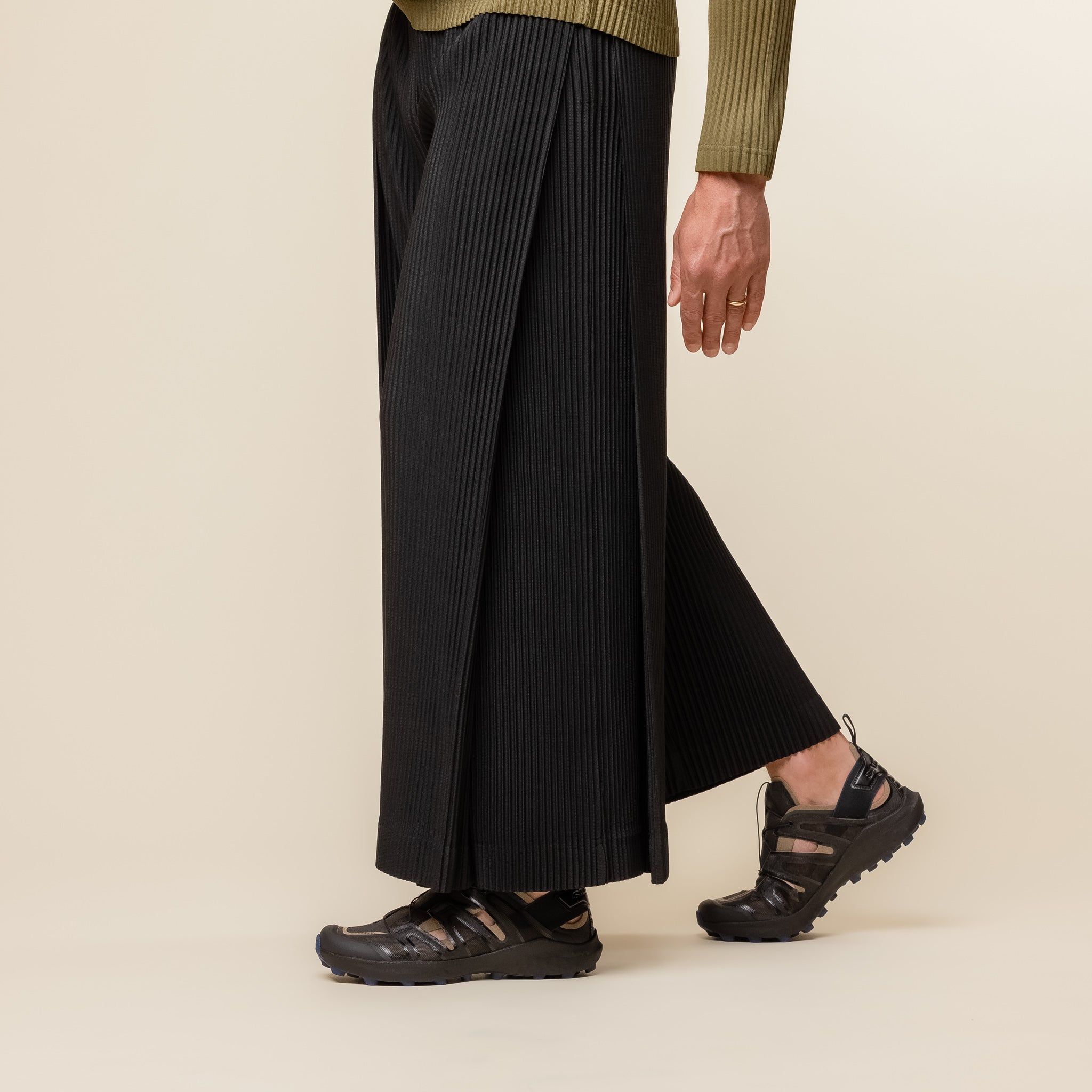Homme Plissé Issey Miyake - Wide Leg Pleated Trouser - Black HP56JF124_15