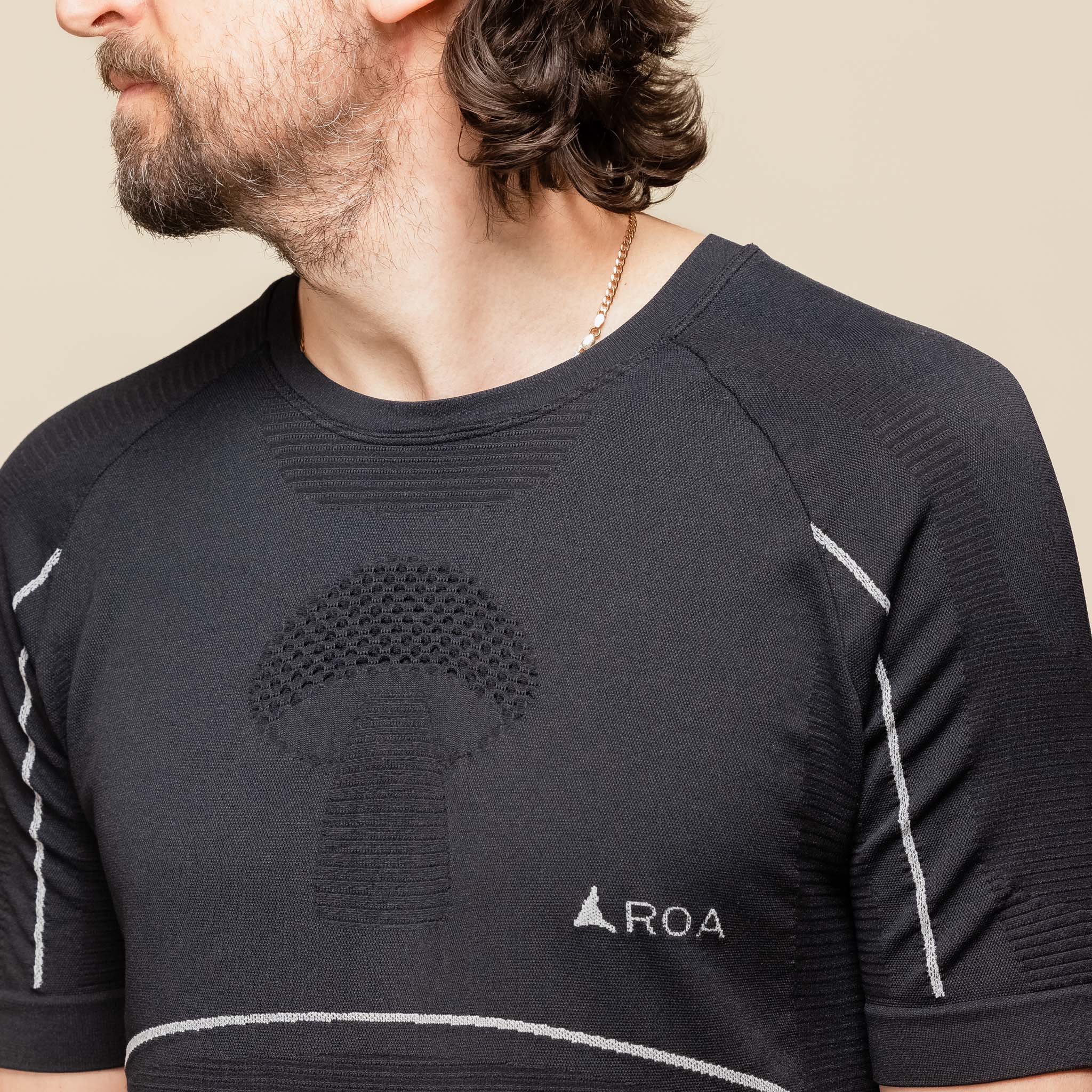 RBMW0101FA73 Roa Hiking - Seamless Funghi Short Sleeve T-Shirt - Black