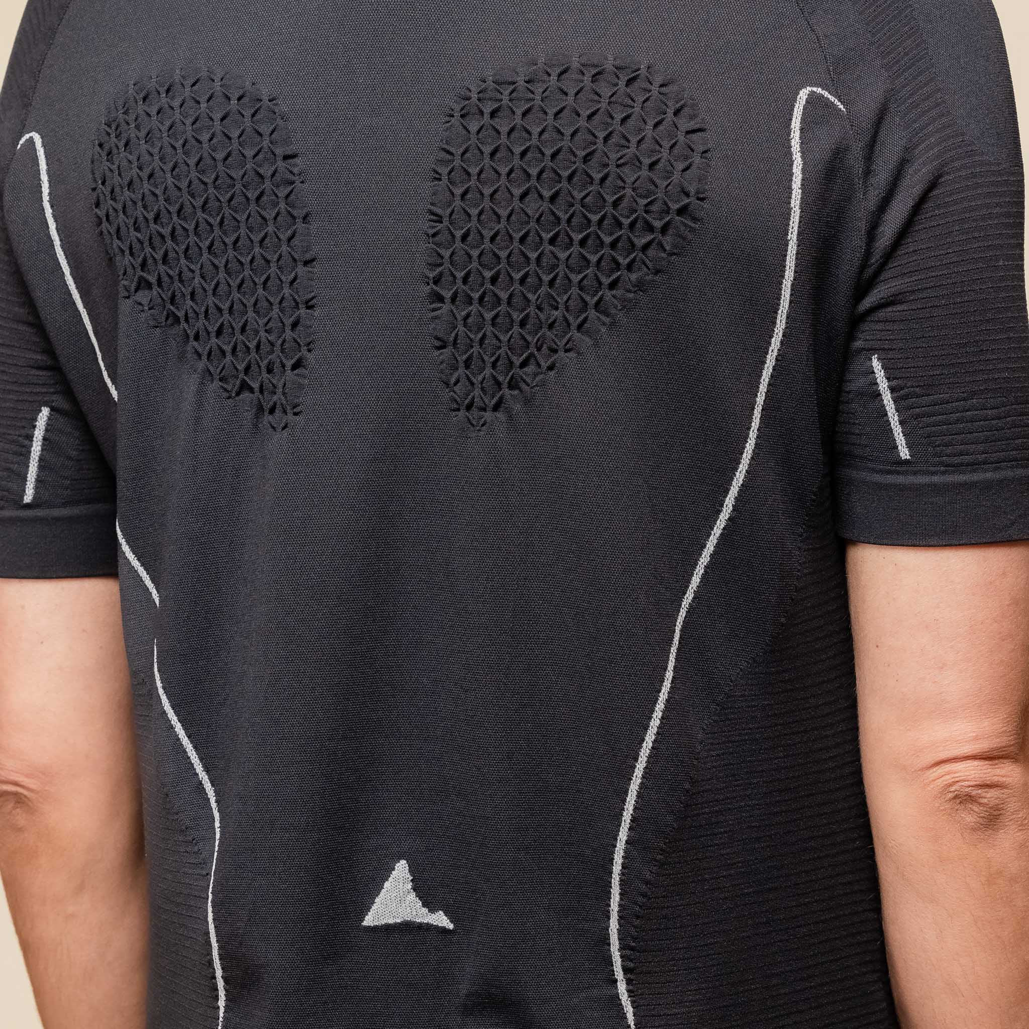 RBMW0101FA73 Roa Hiking - Seamless Funghi Short Sleeve T-Shirt - Black