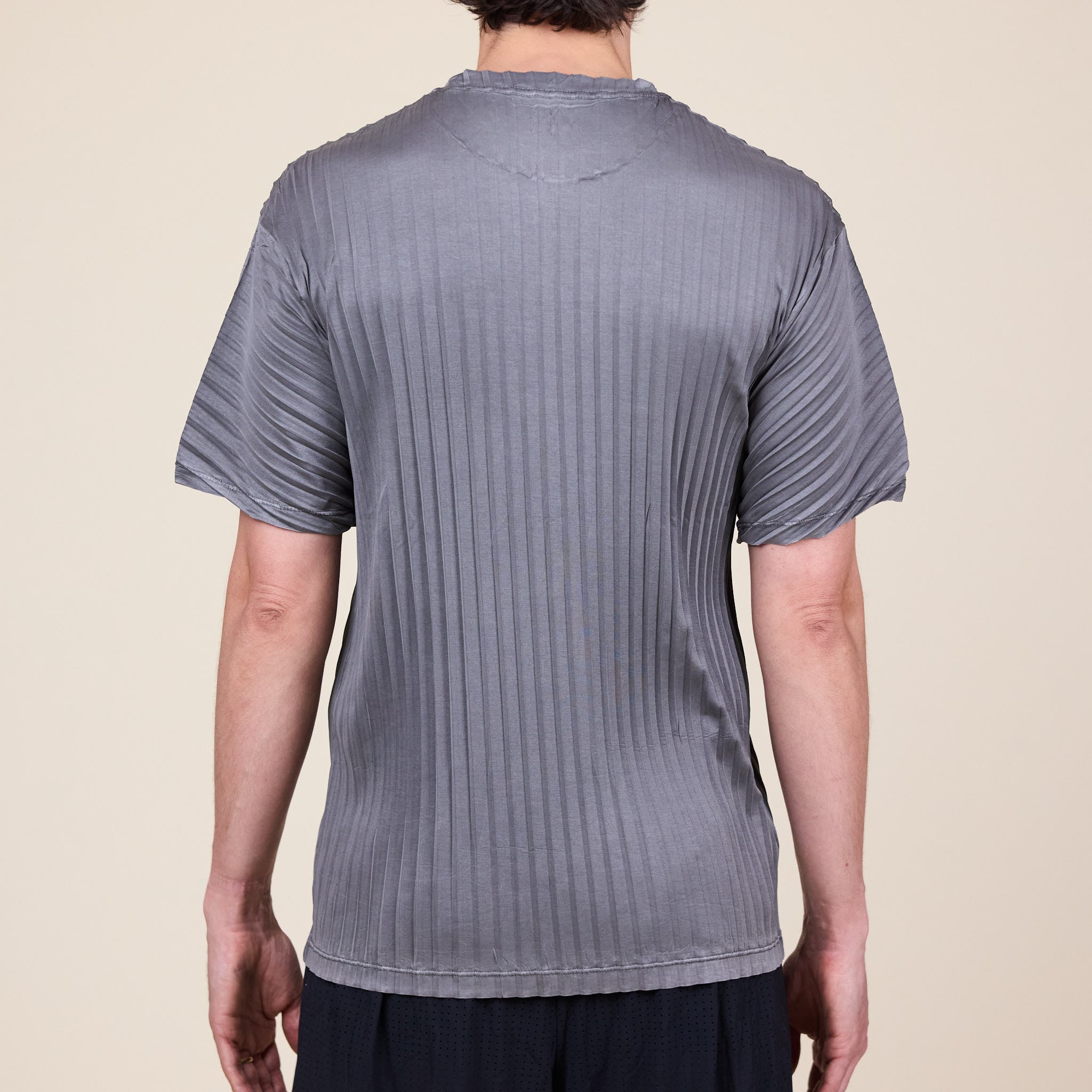 Satisfy Running - AuraLite™ Pleated T-Shirt - Mineral Graphite