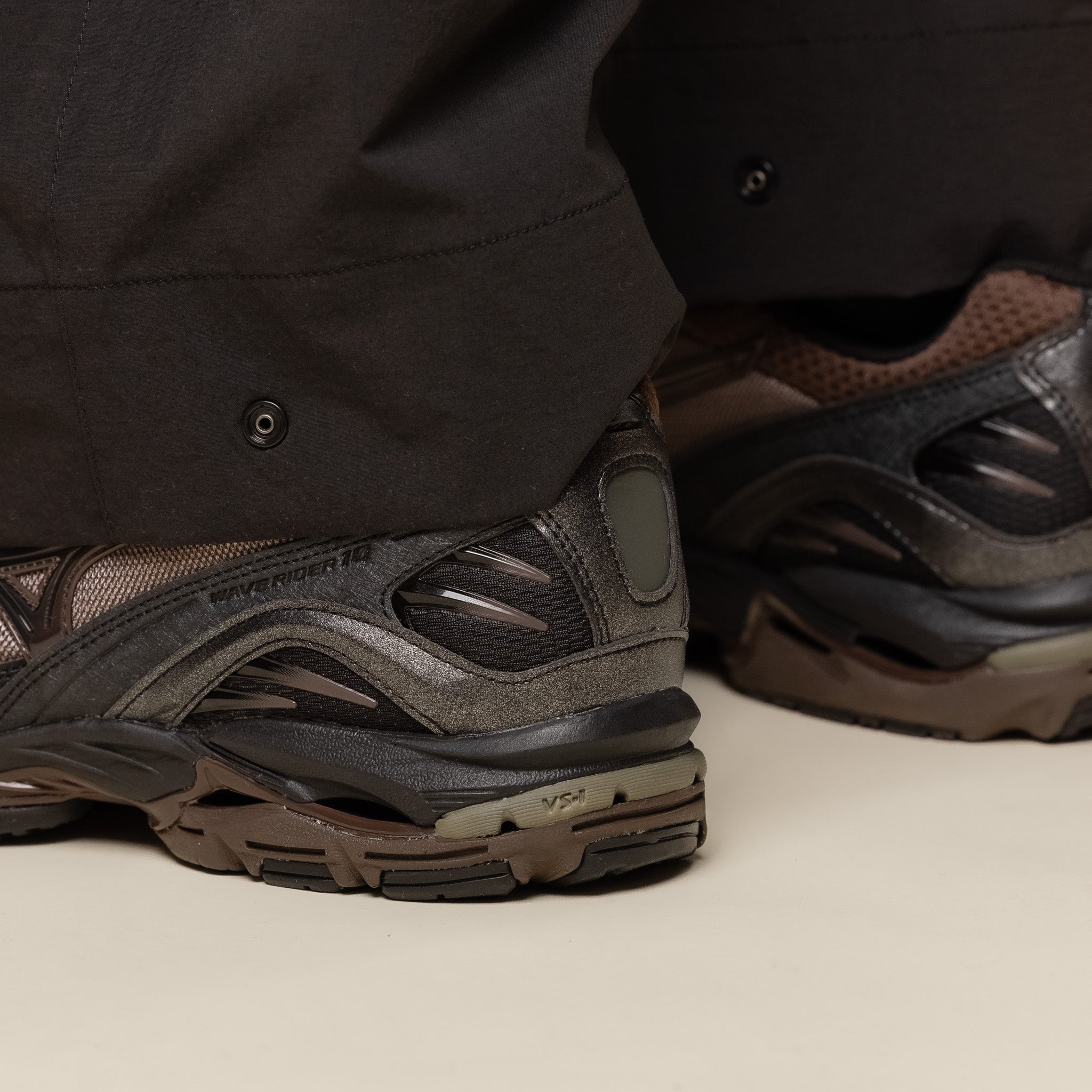 Mizuno x Vainl Archive - Wave Rider 10 - Chocolate Brown / Pirate Black
