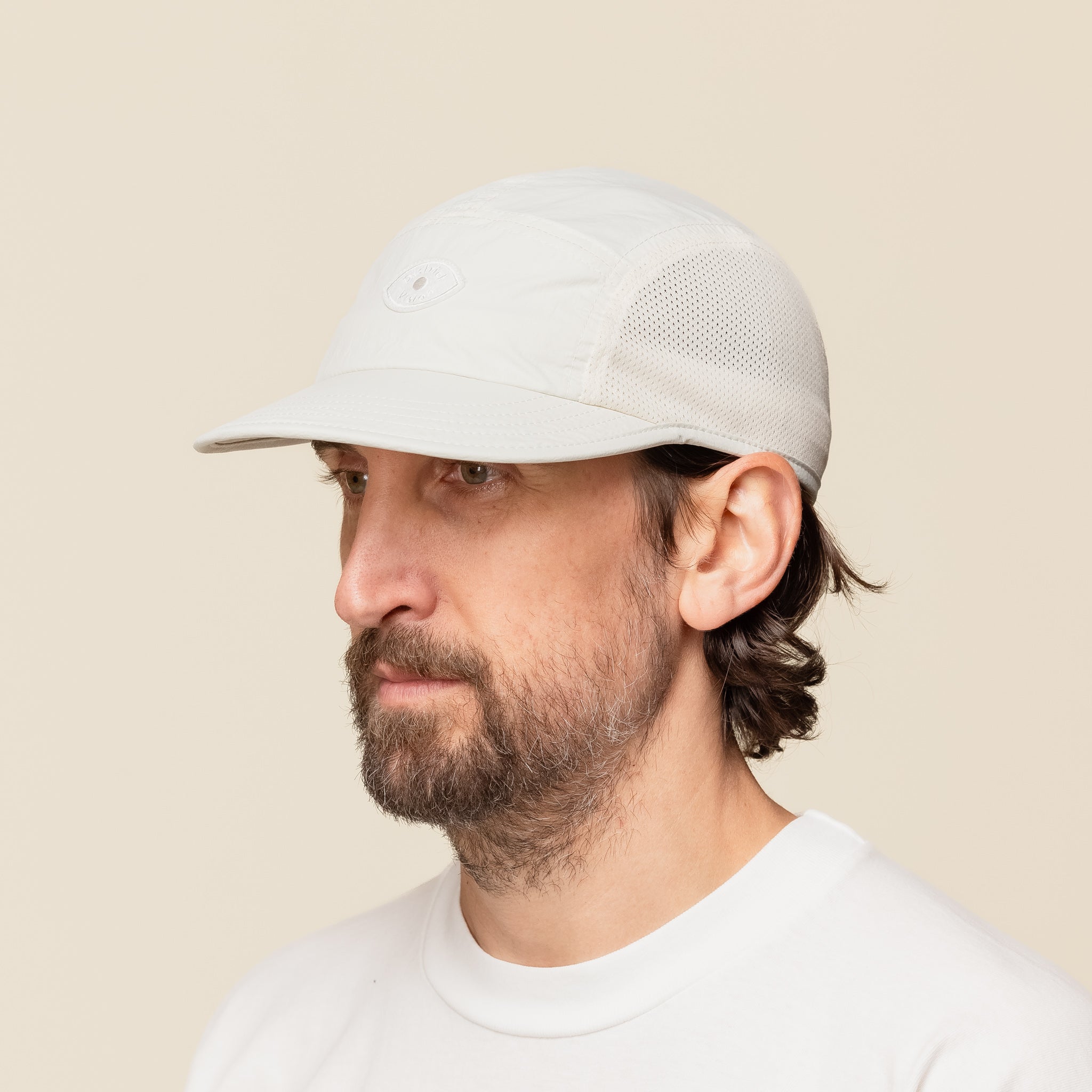 District Vision - Performance Panelled Mesh Run Hat - Limestone (Off White)