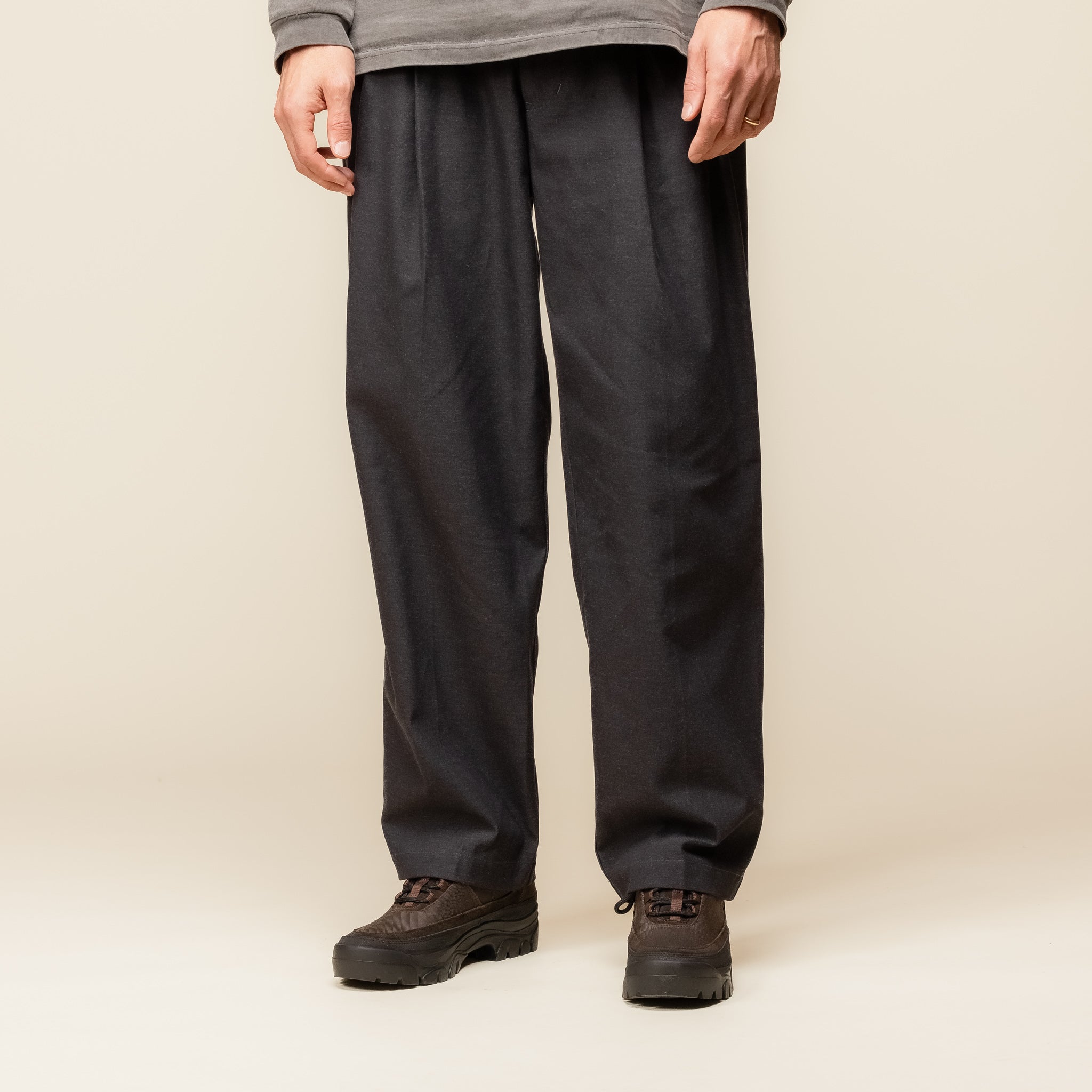 Still by Hand - Deep Tuck Pressed Pants - Charcoal PT09243