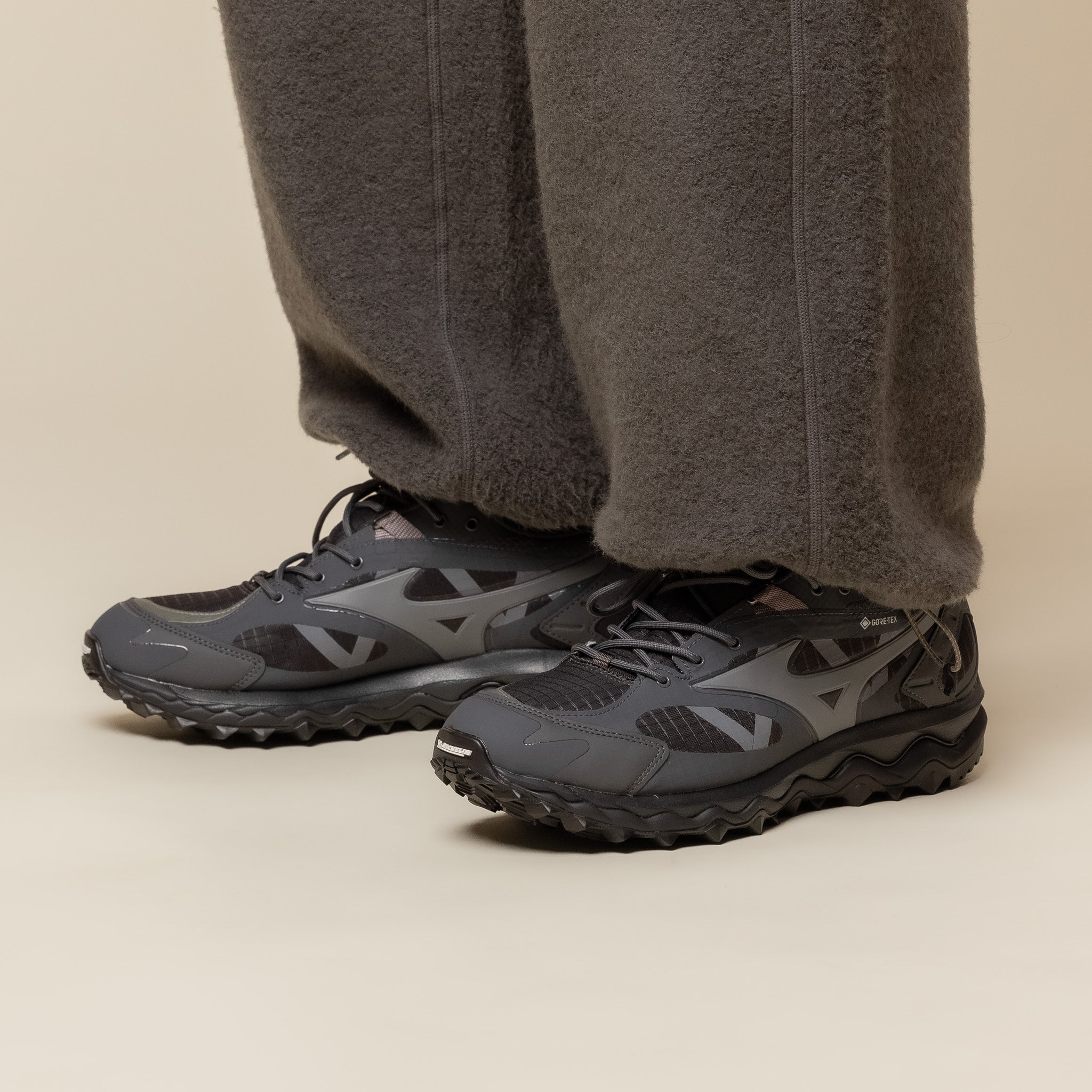 Mizuno - Wave Mujin TL Gore-Tex - Black Sand / Quiet Shade / Iron Gate