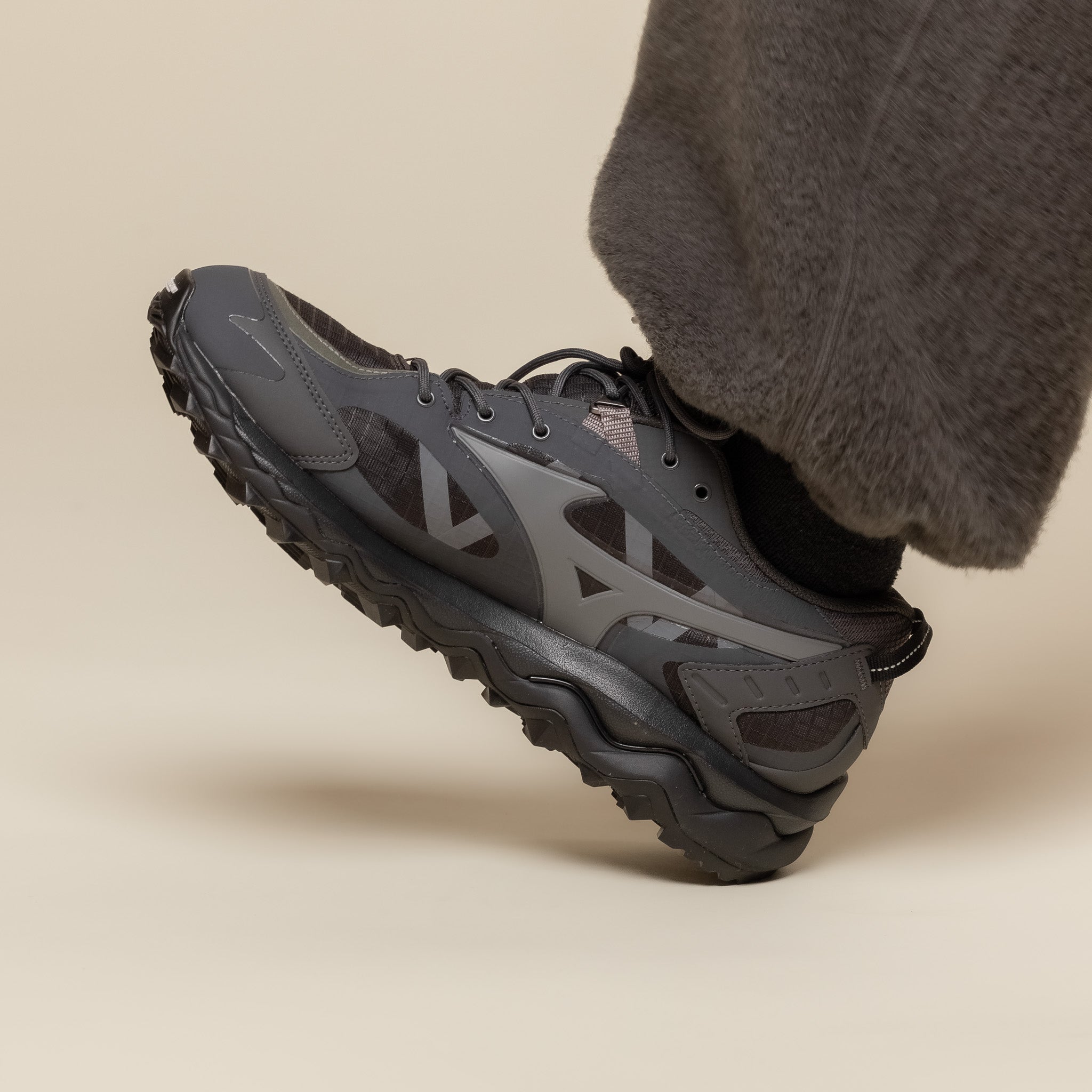 Mizuno - Wave Mujin TL Gore-Tex - Black Sand / Quiet Shade / Iron Gate