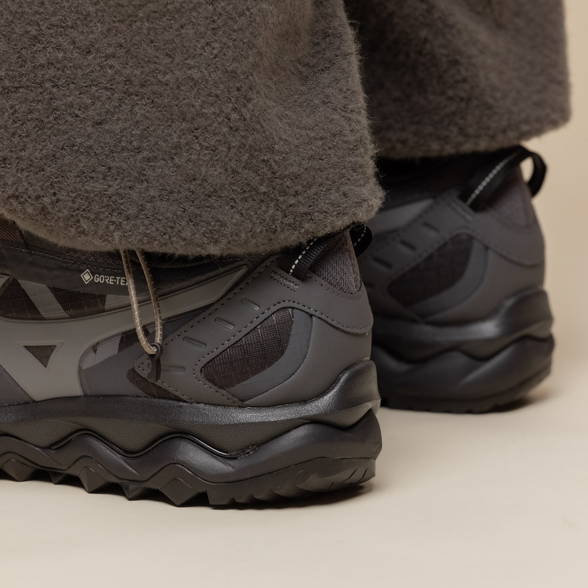 Mizuno - Wave Mujin TL Gore-Tex - Black Sand / Quiet Shade / Iron Gate