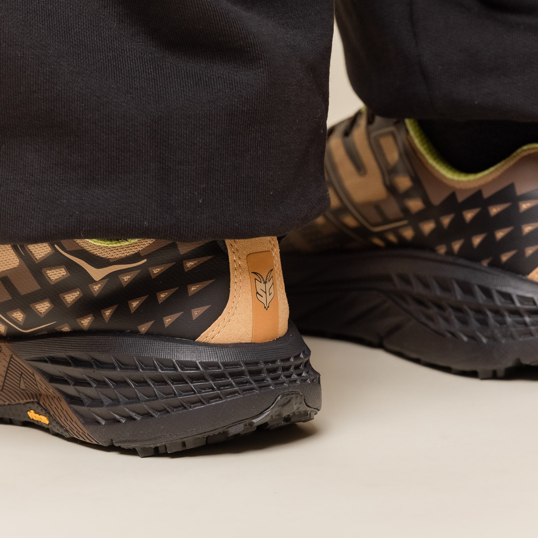 HOKA - U SPEEDGOAT 2 - Dark Chocolate / Black