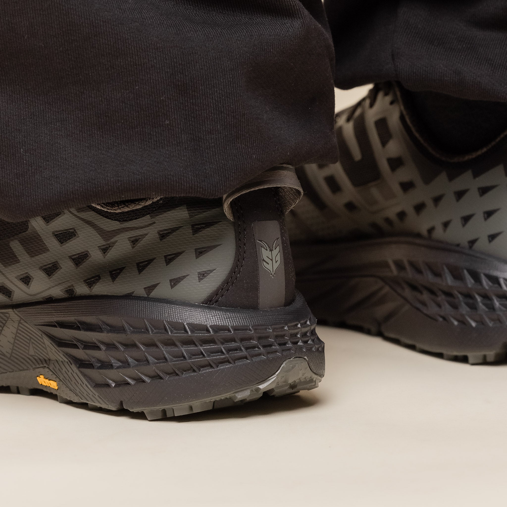 HOKA - U SPEEDGOAT 2 - Black / Asphalt Grey