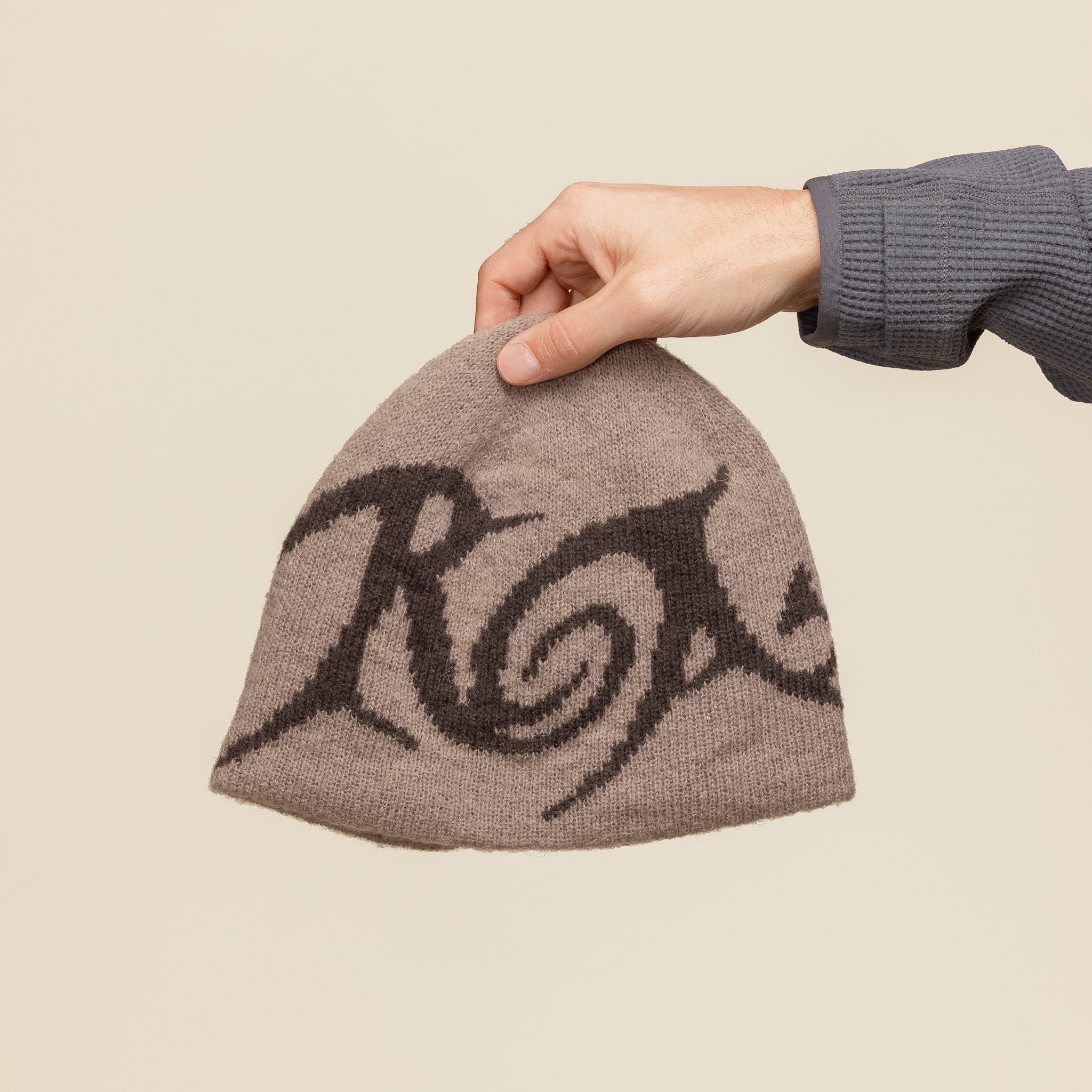 Roa Hiking - Graphic Beanie - Taupe Brown