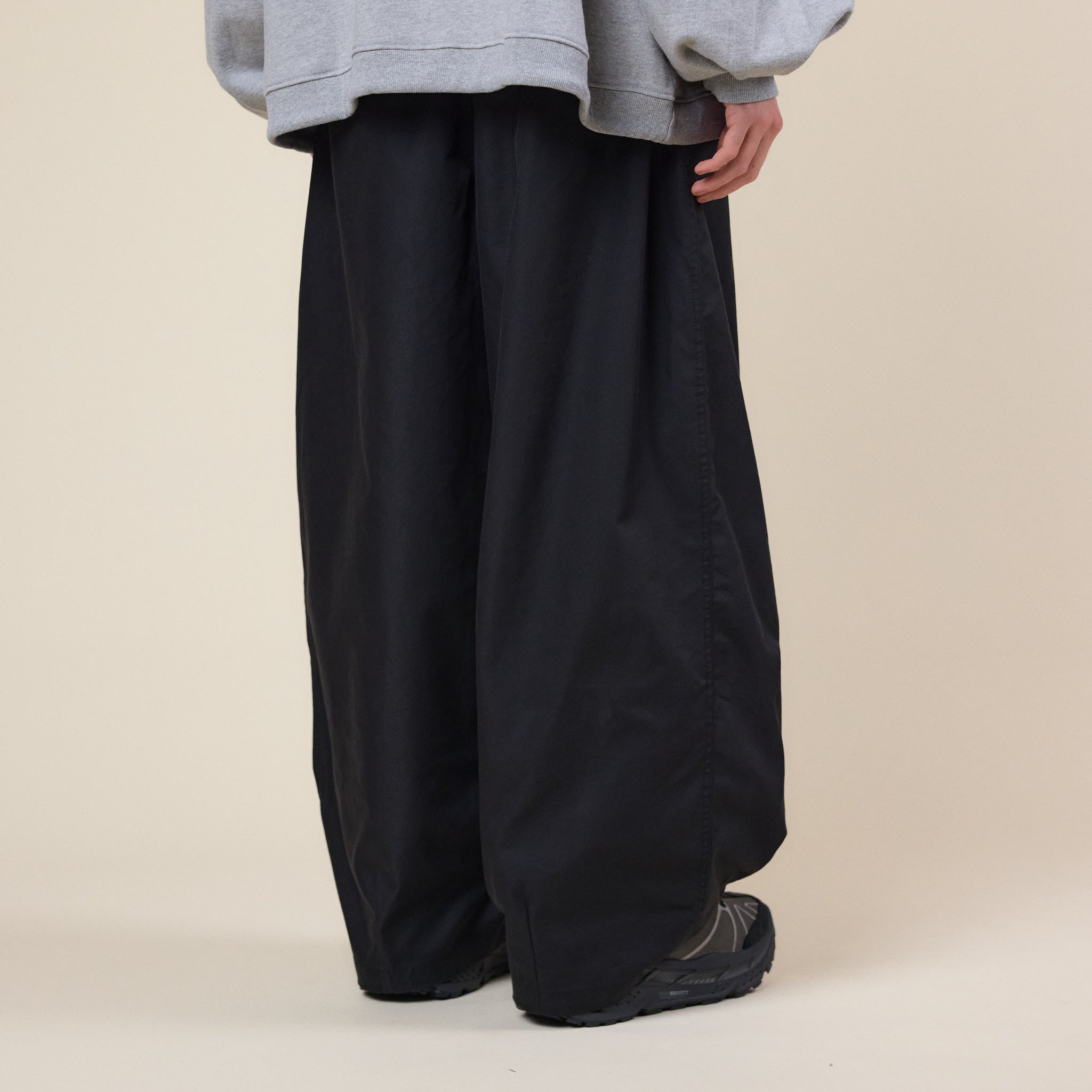 Anglan - Unbalance Long Tuck Balloon Pants - Black