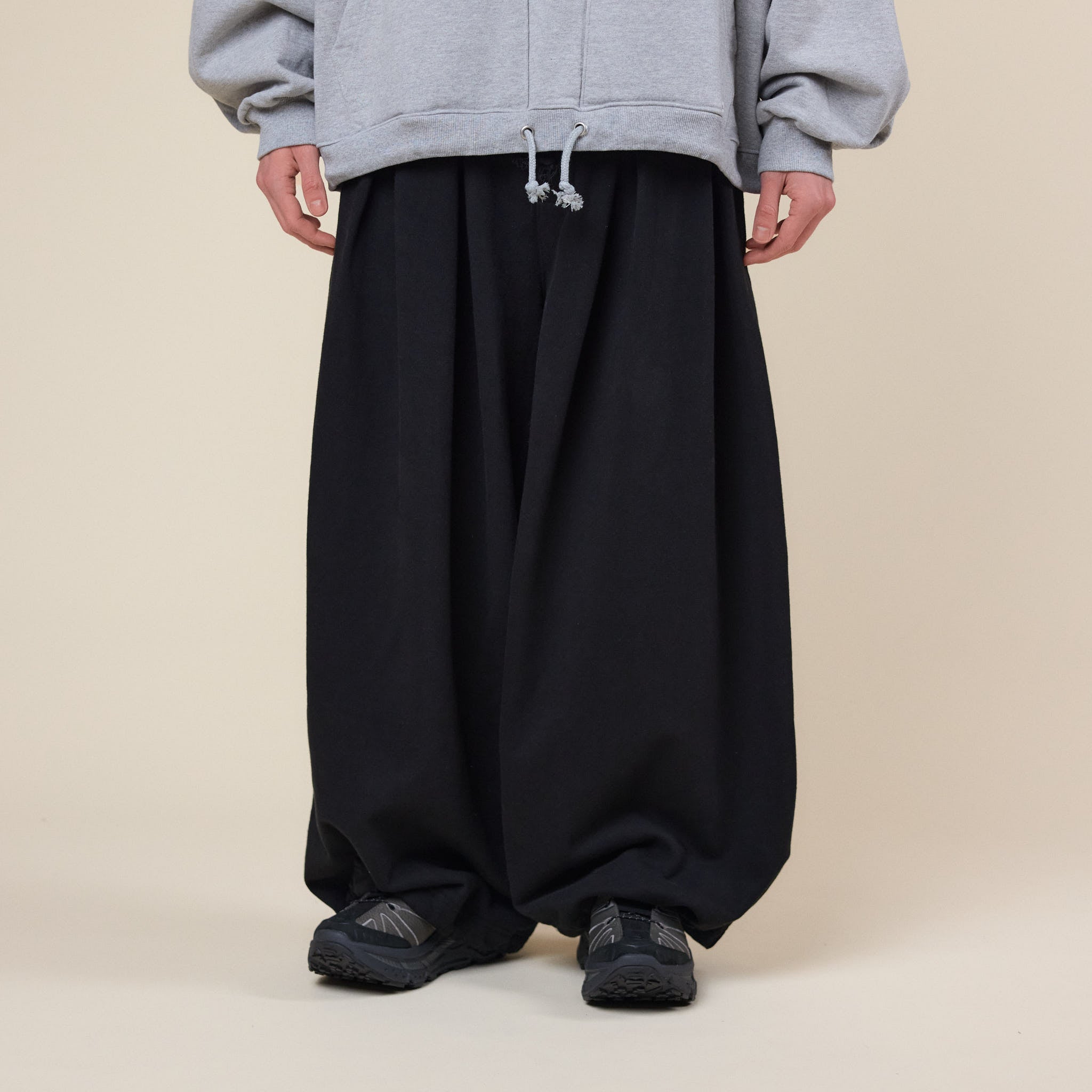 Anglan - Double Valley Tuck Sweatpants - Black