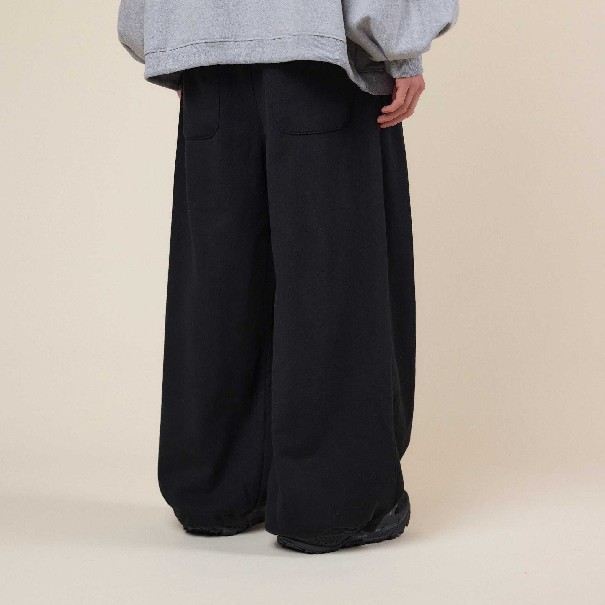 Anglan - Double Valley Tuck Sweatpants - Black