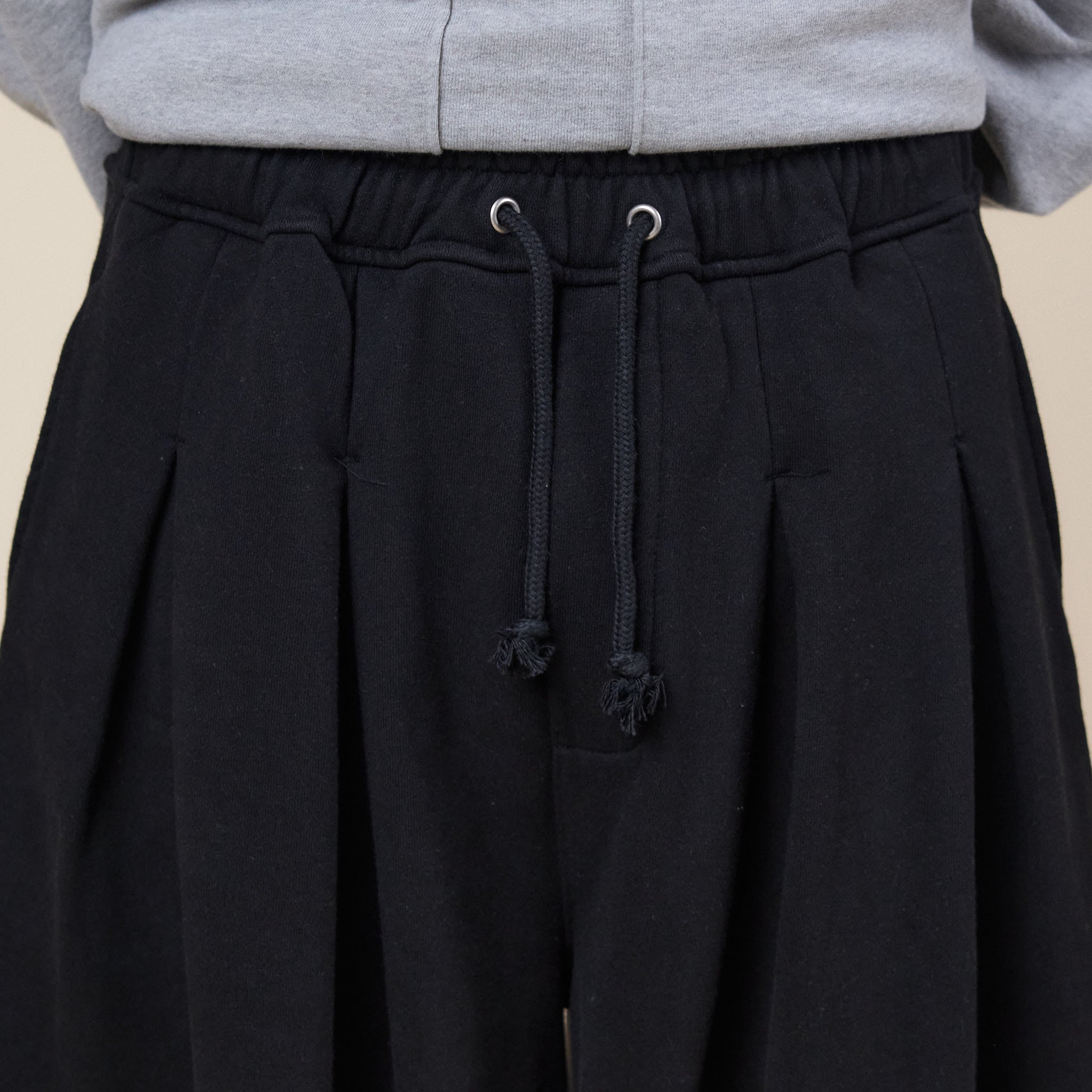 Anglan - Double Valley Tuck Sweatpants - Black