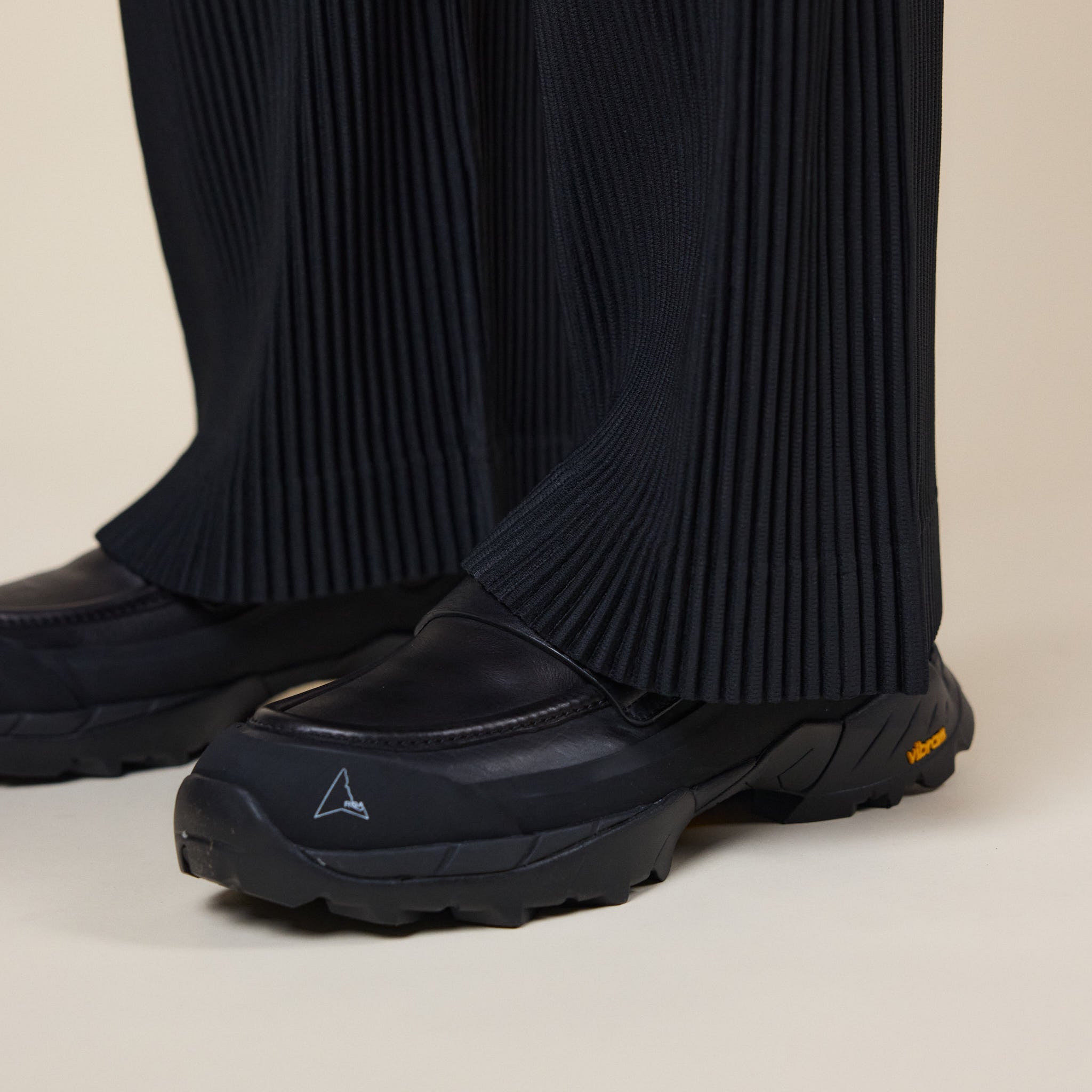 Homme Plissé Issey Miyake - Straight Leg Pleated Trouser - Black