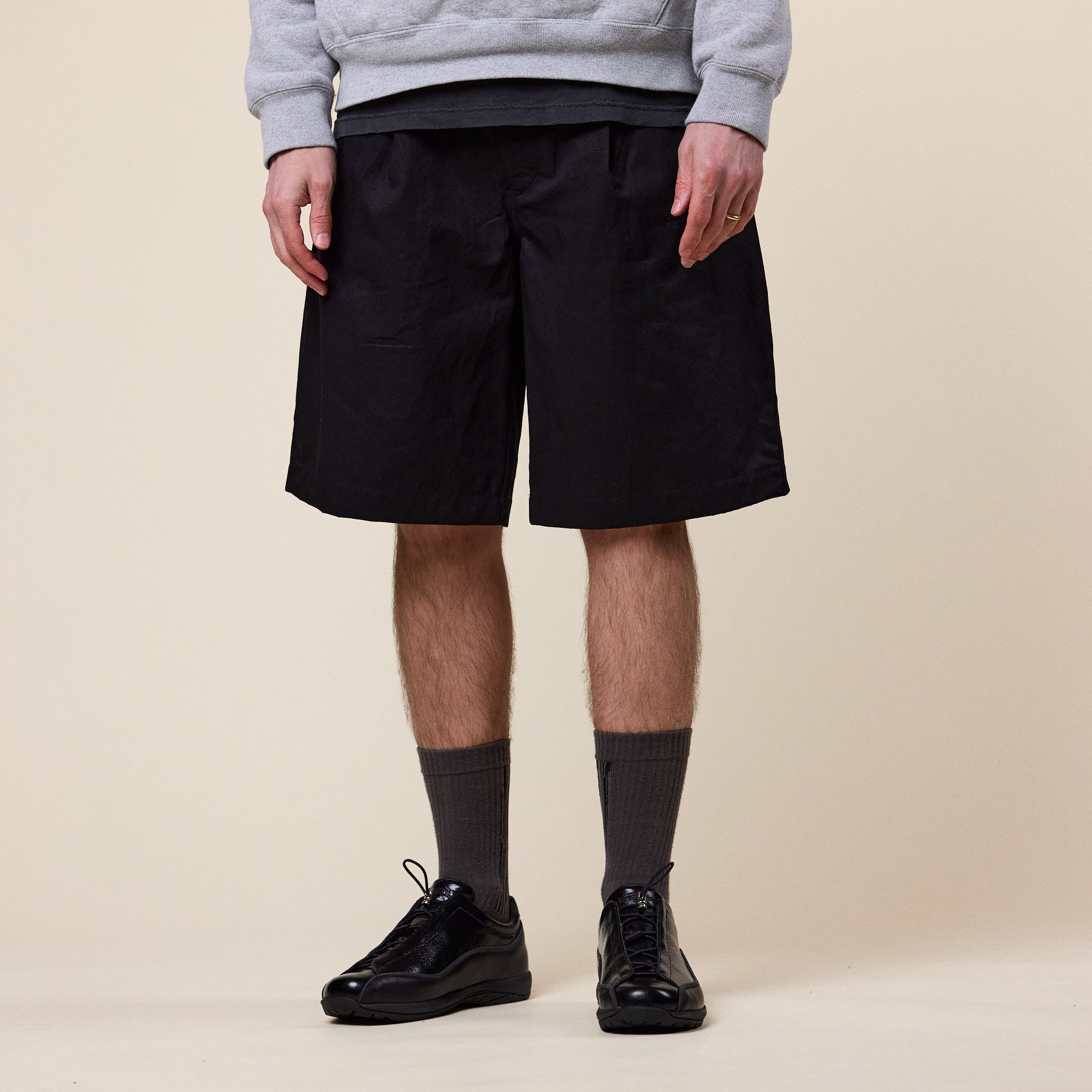Still by Hand - Cotton Linen Blend Pleated Shorts - Black