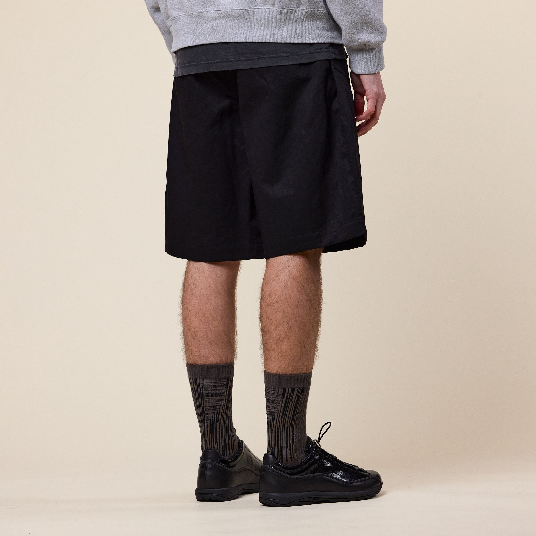 Still by Hand - Cotton Linen Blend Pleated Shorts - Black