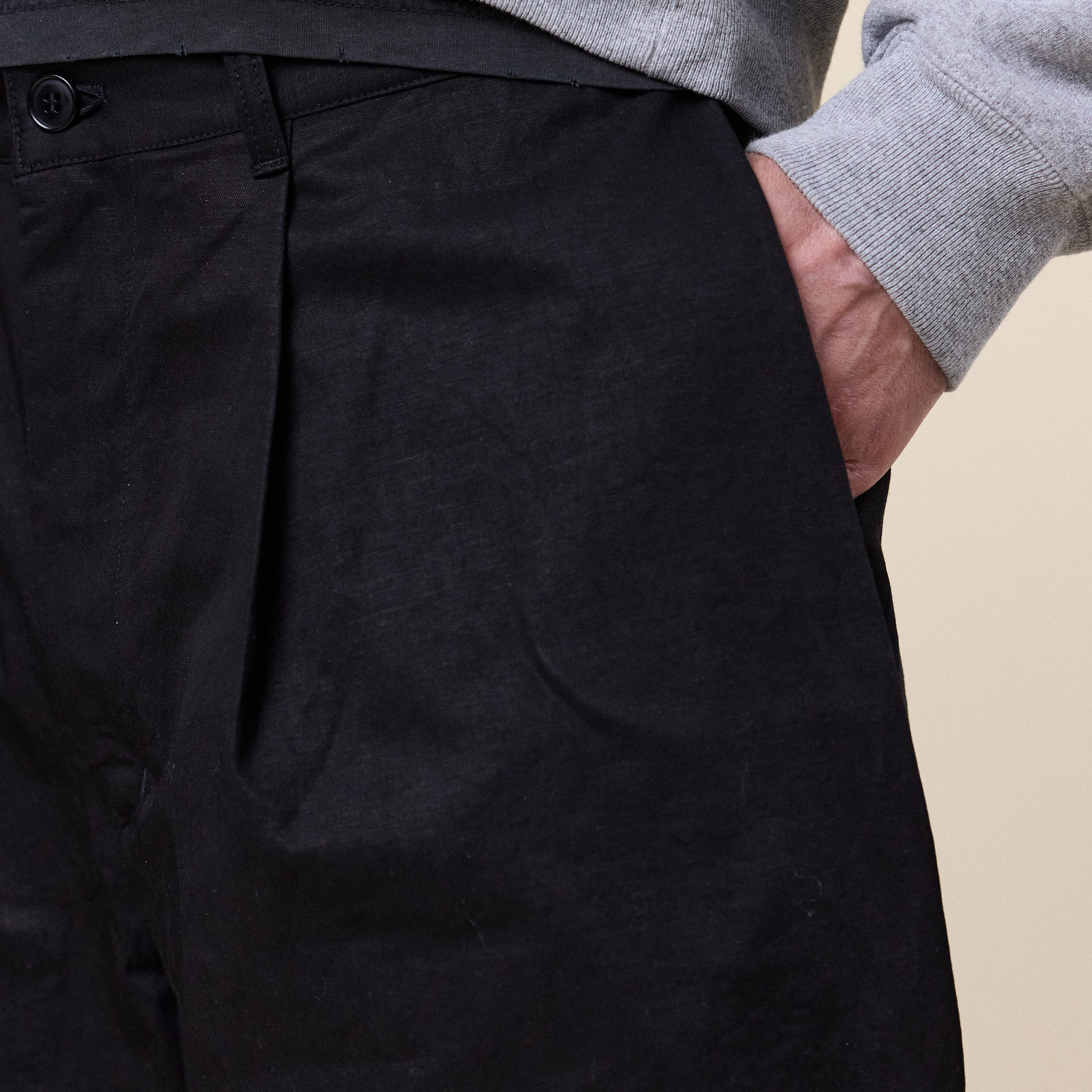 Still by Hand - Cotton Linen Blend Pleated Shorts - Black