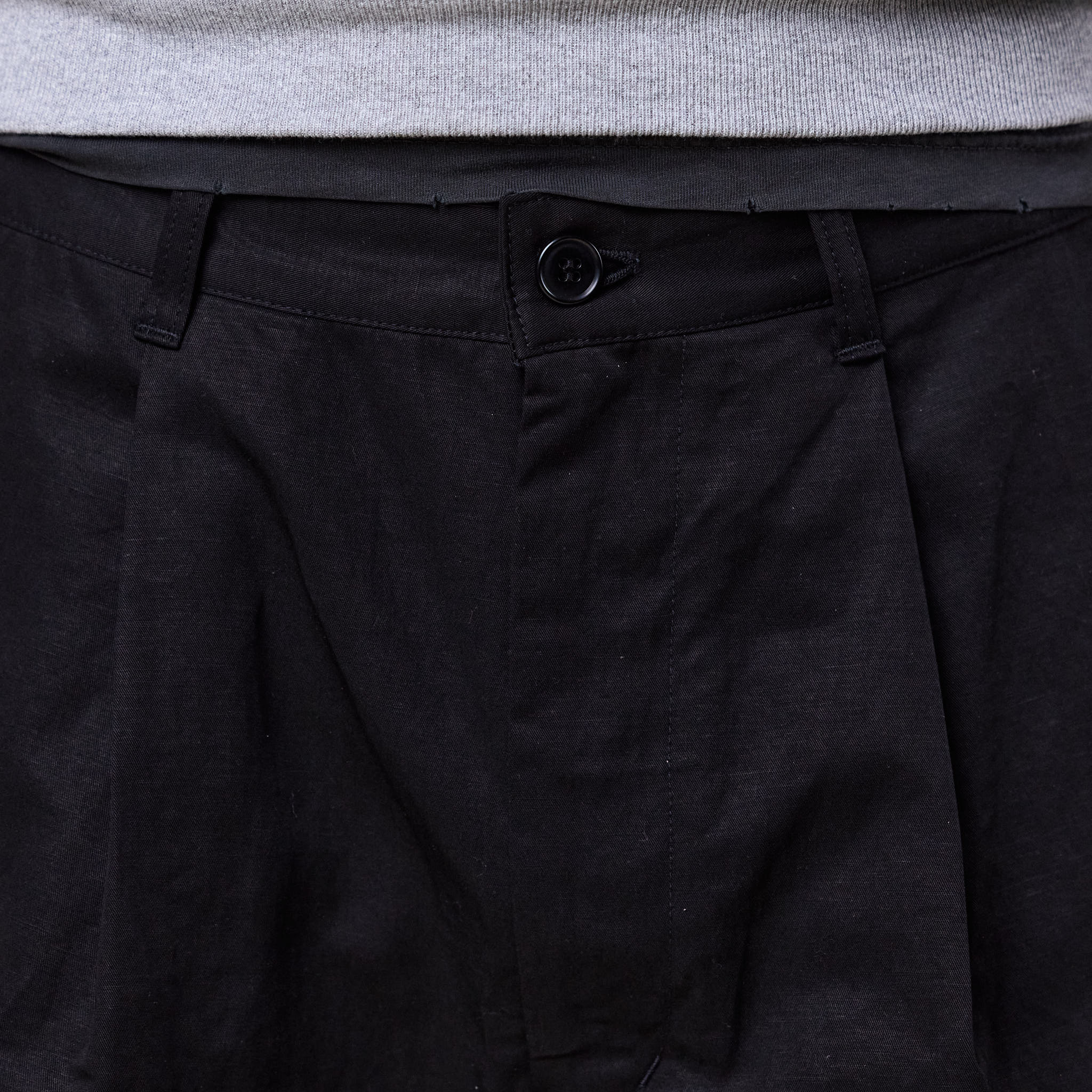 Still by Hand - Cotton Linen Blend Pleated Shorts - Black