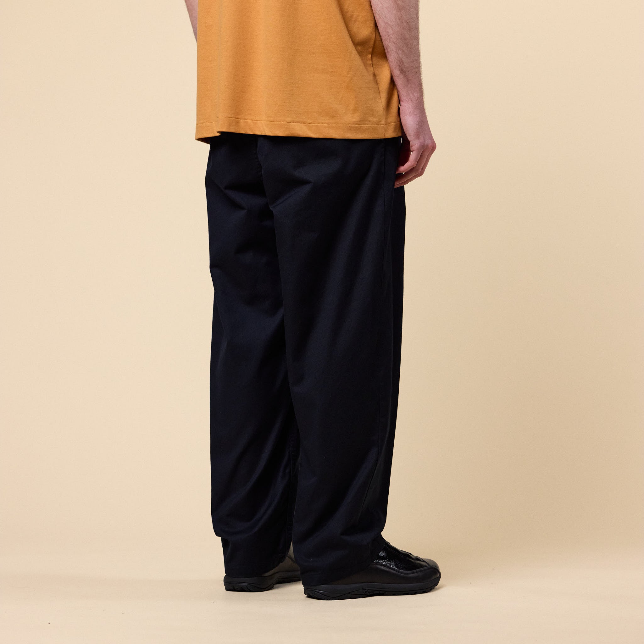 Still by Hand - Tapered Pleated Selvedge Chino - Black Navy