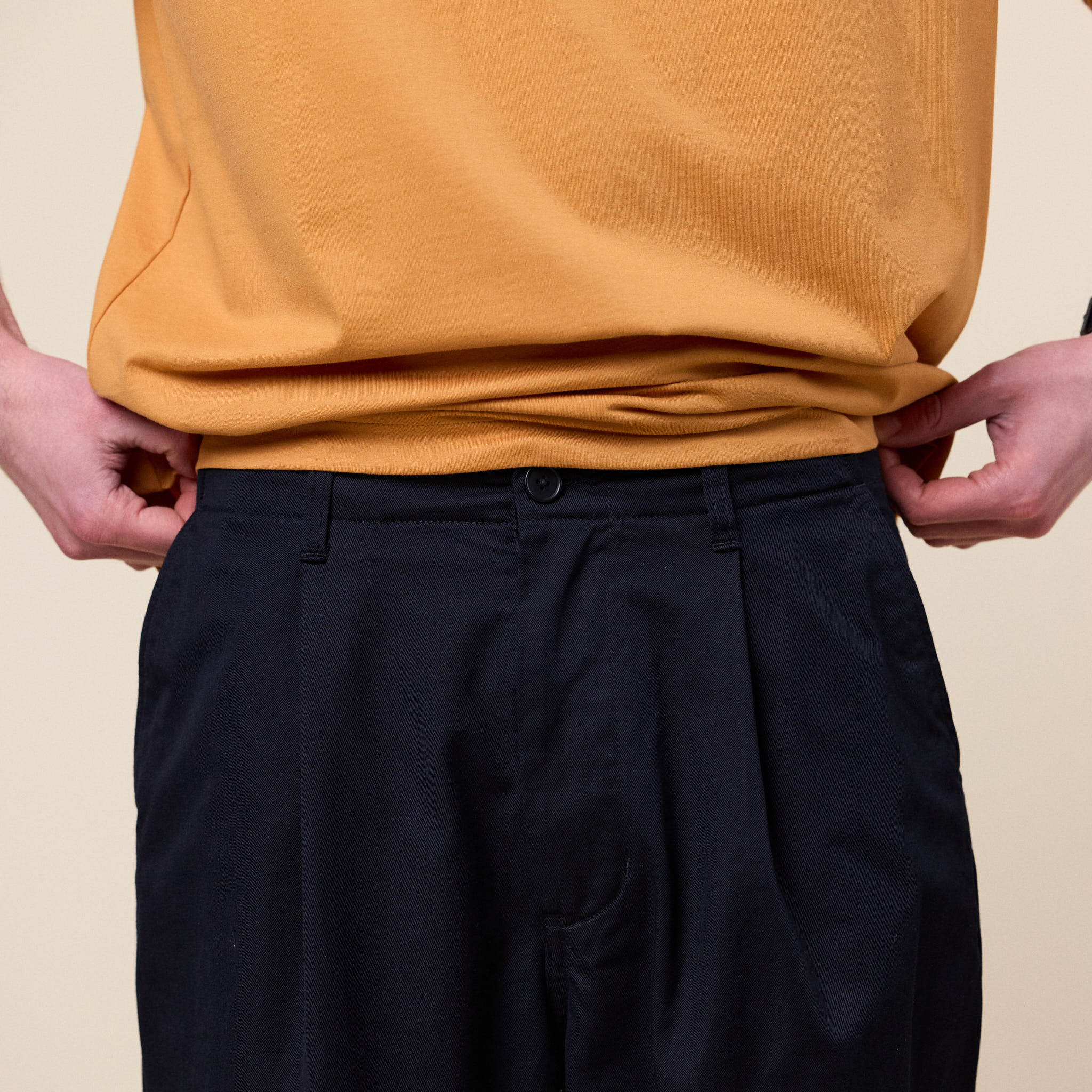 Still by Hand - Tapered Pleated Selvedge Chino - Black Navy