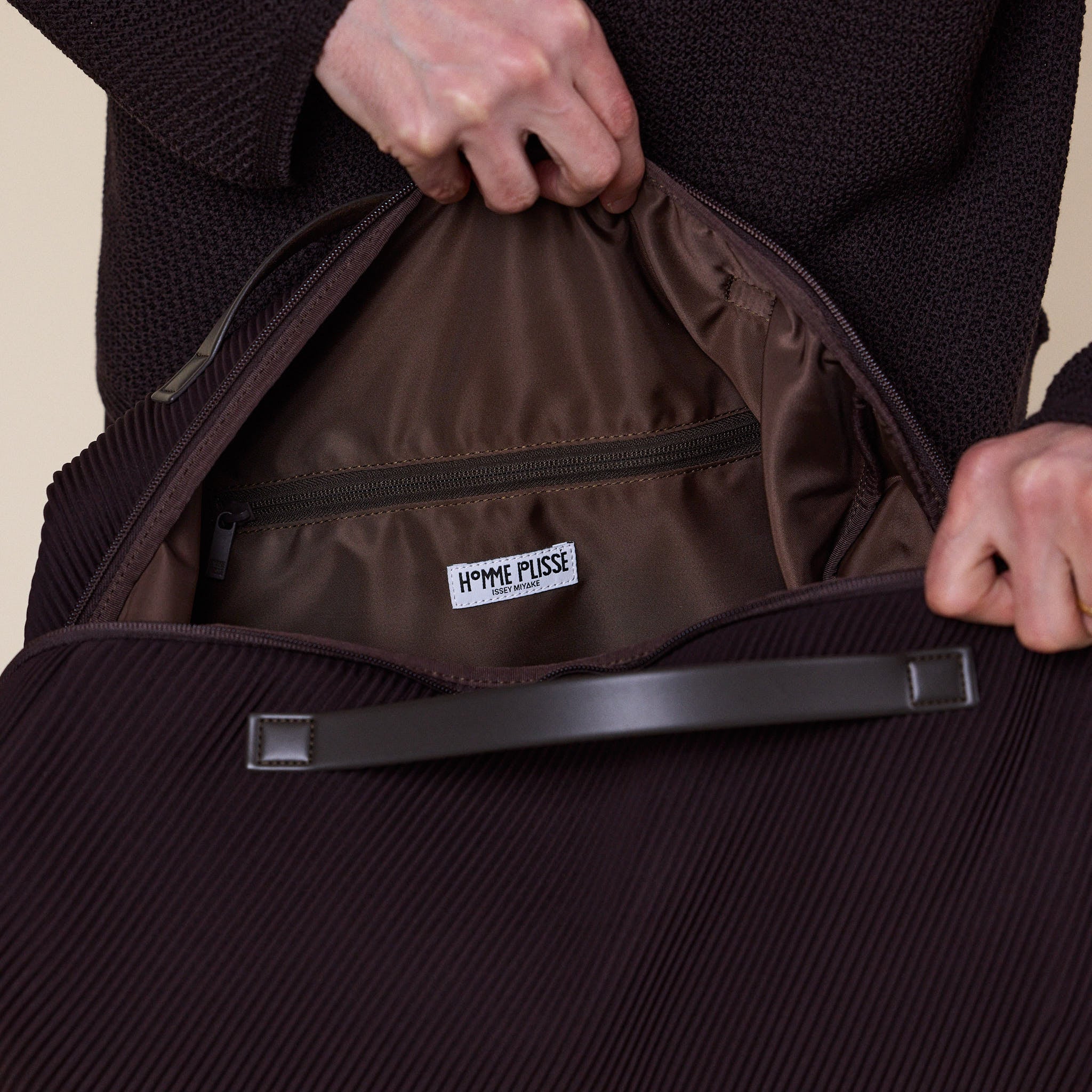 Homme Plissé Issey Miyake - Pleats Travel Bag - Aubergine Black
