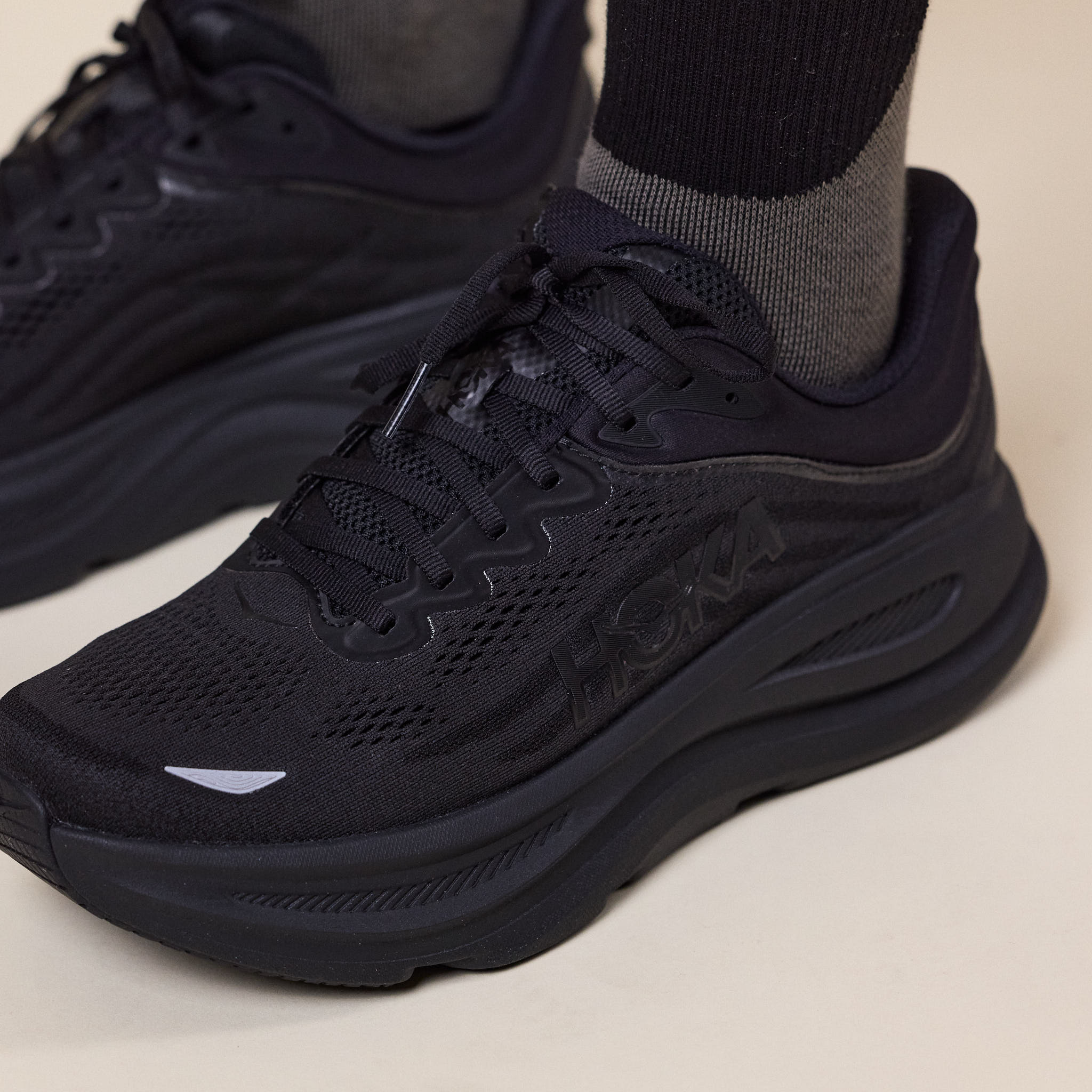 HOKA - Bondi 9 Running Trainer - Black / Black