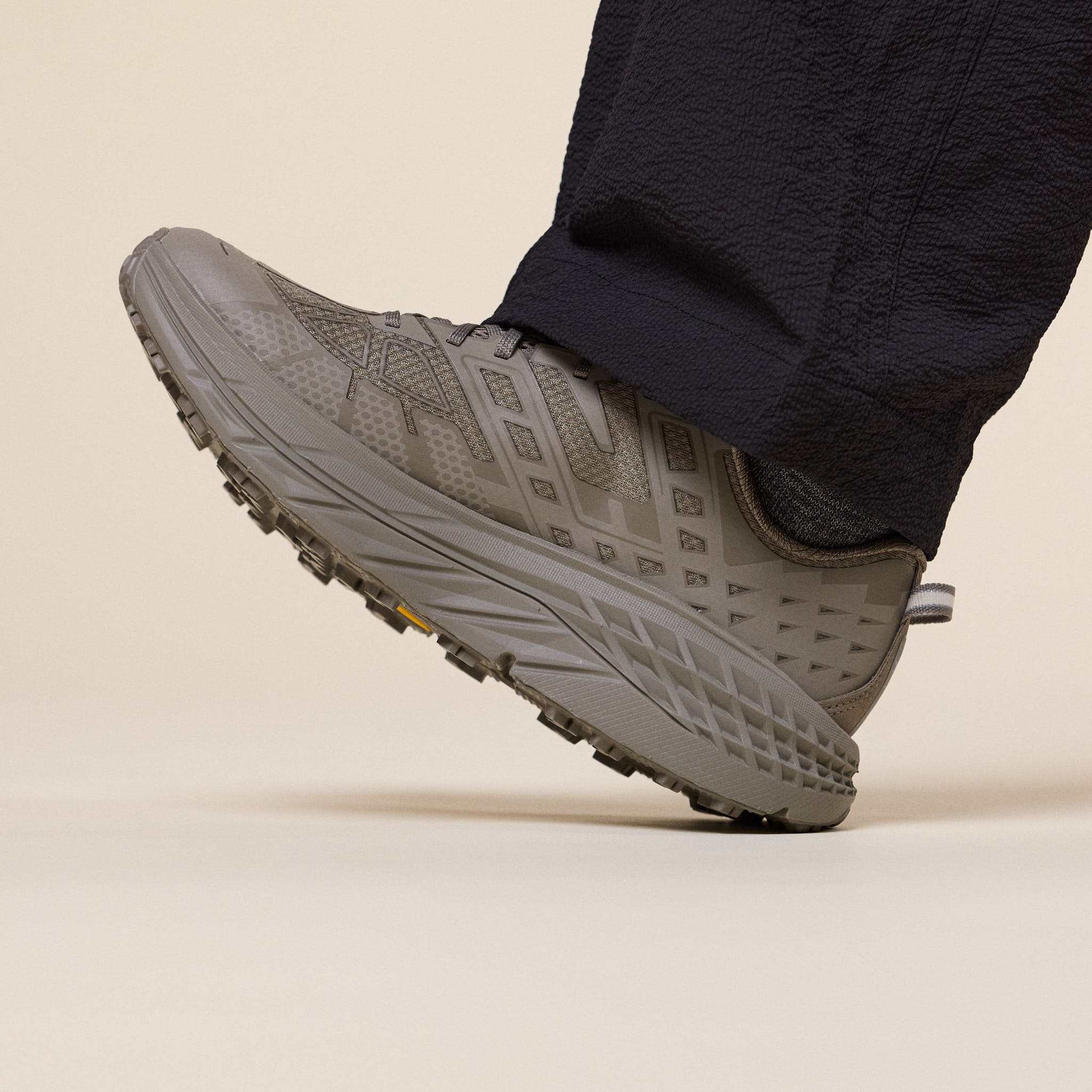 HOKA - U SPEEDGOAT 2 Stealth Tech - Light Roast / Dark Roast