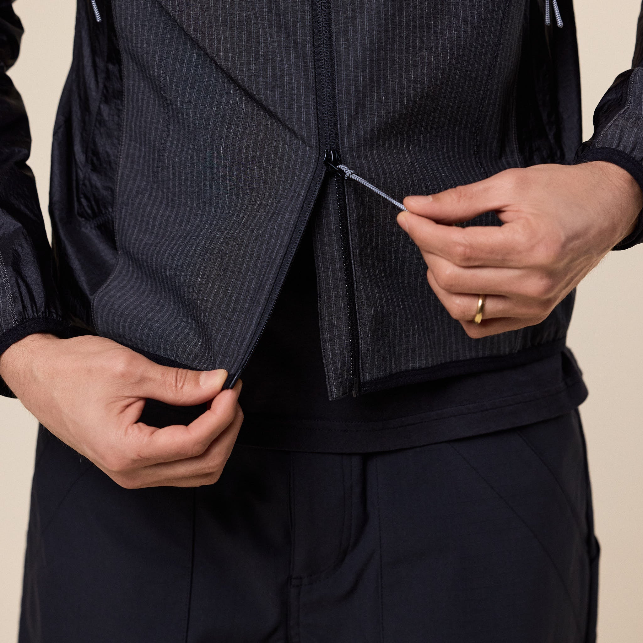 Roa Hiking - Numb Pinstriped Hooded Wind Jacket - Black
