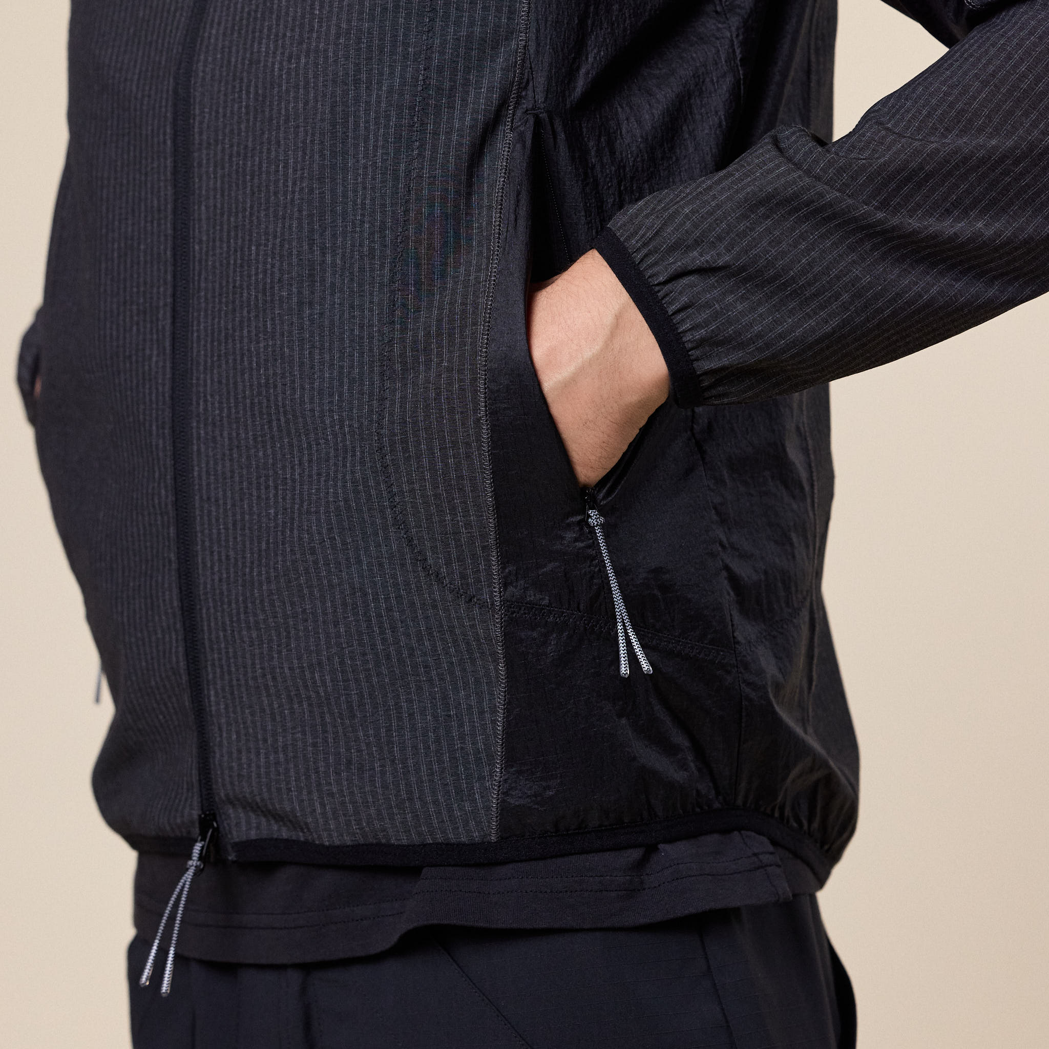 Roa Hiking - Numb Pinstriped Hooded Wind Jacket - Black