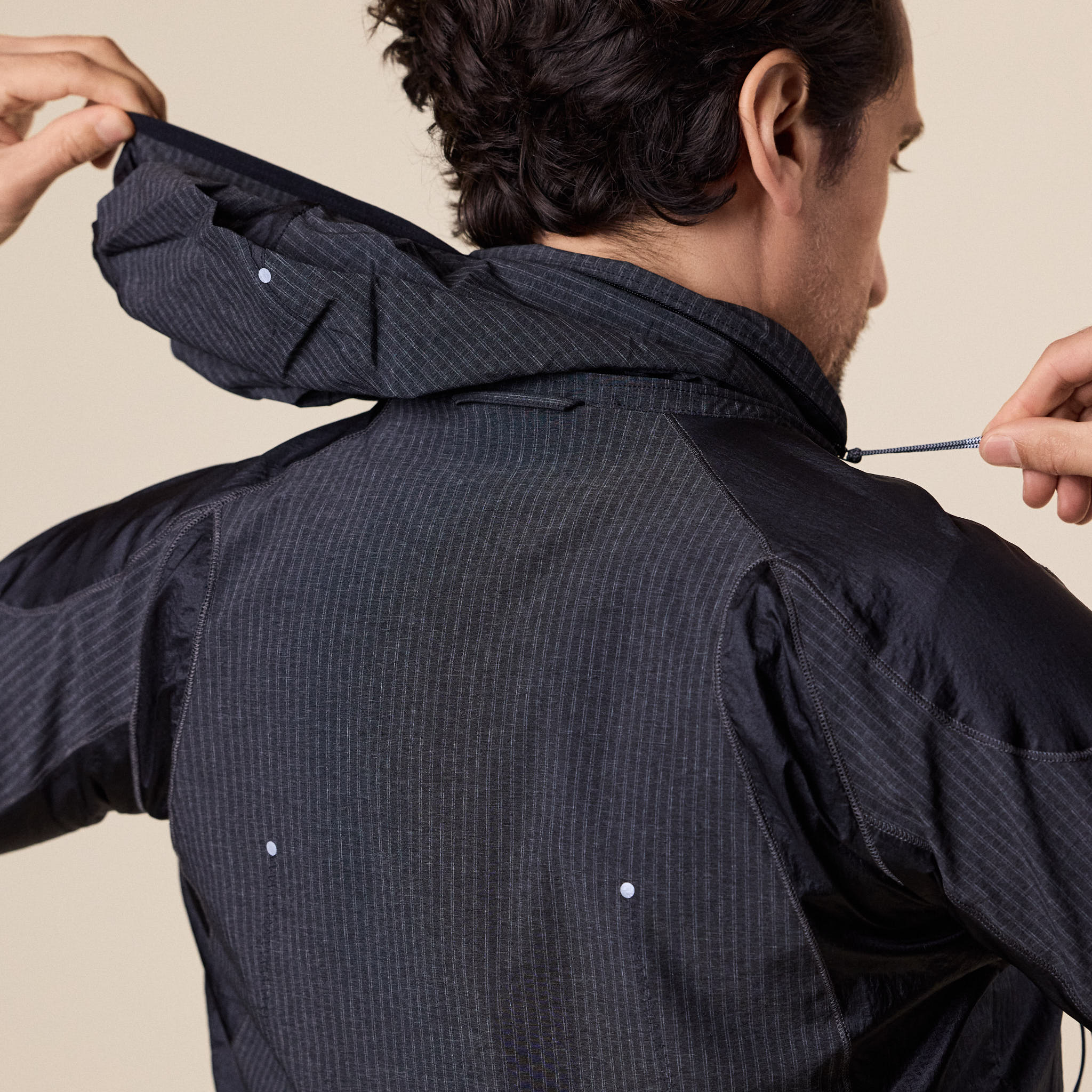 Roa Hiking - Numb Pinstriped Hooded Wind Jacket - Black