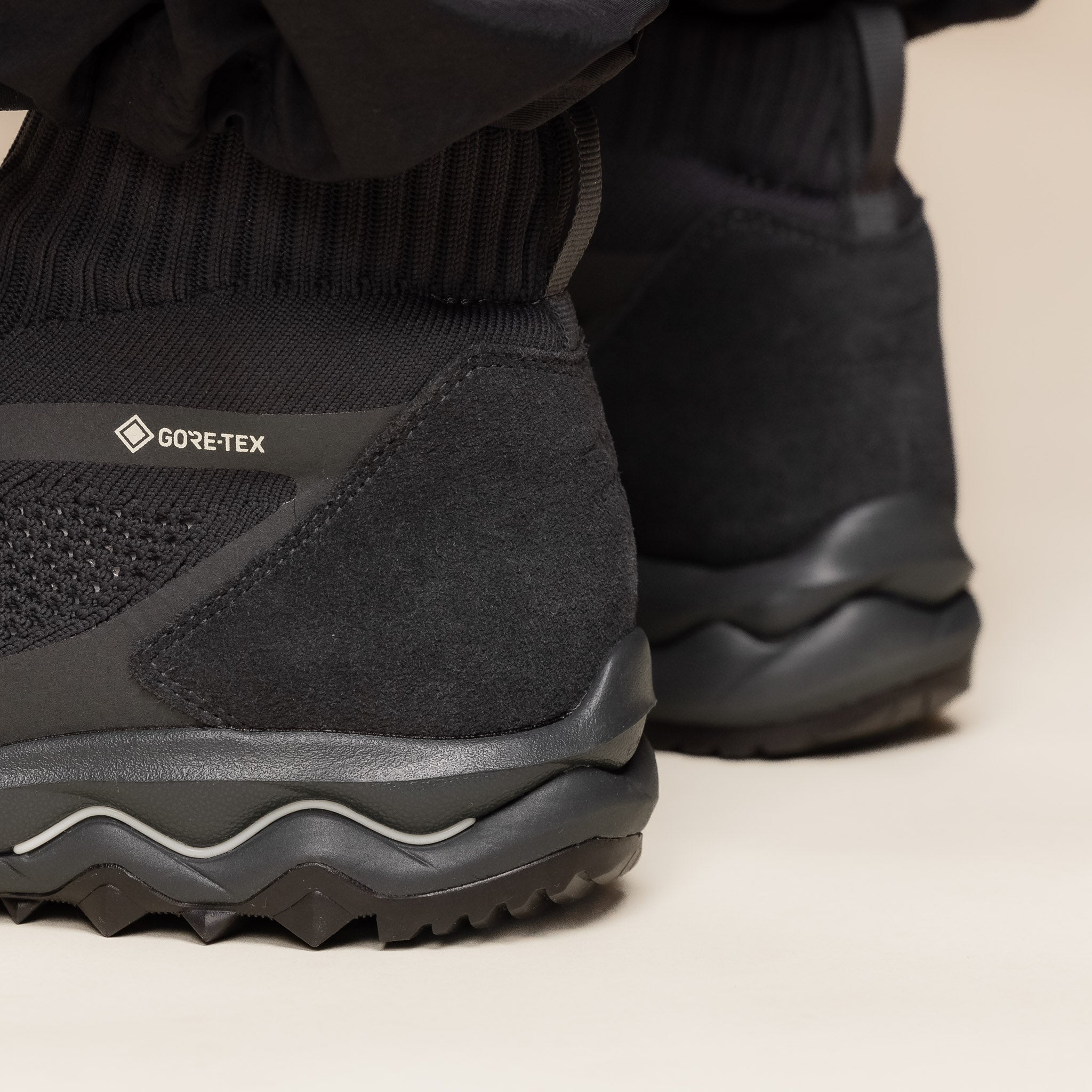 D1GG2155 Mizuno x Nonnative - Wave Mujin TL Mid Gore-Tex - Black / Black / Insignia Blue