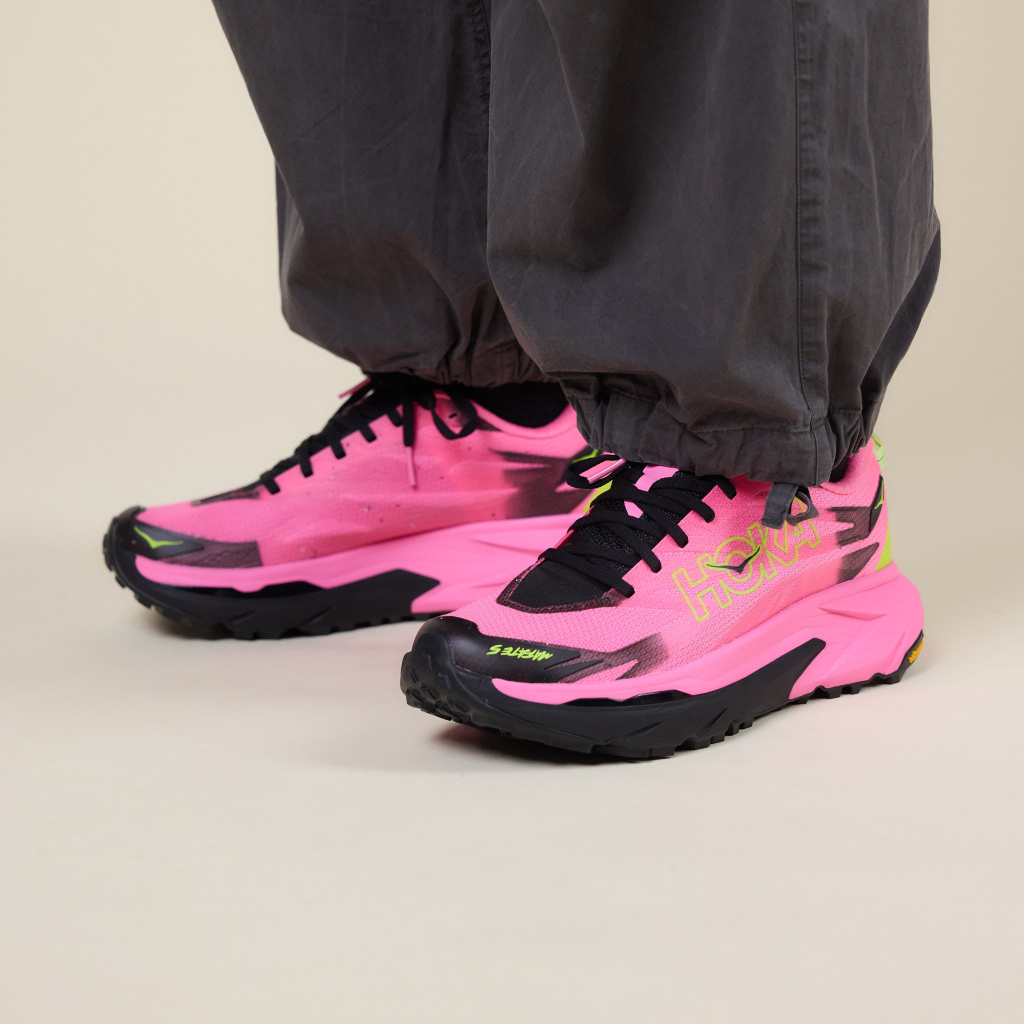 Hoka - Mafate 5 - Neon Rose / Black