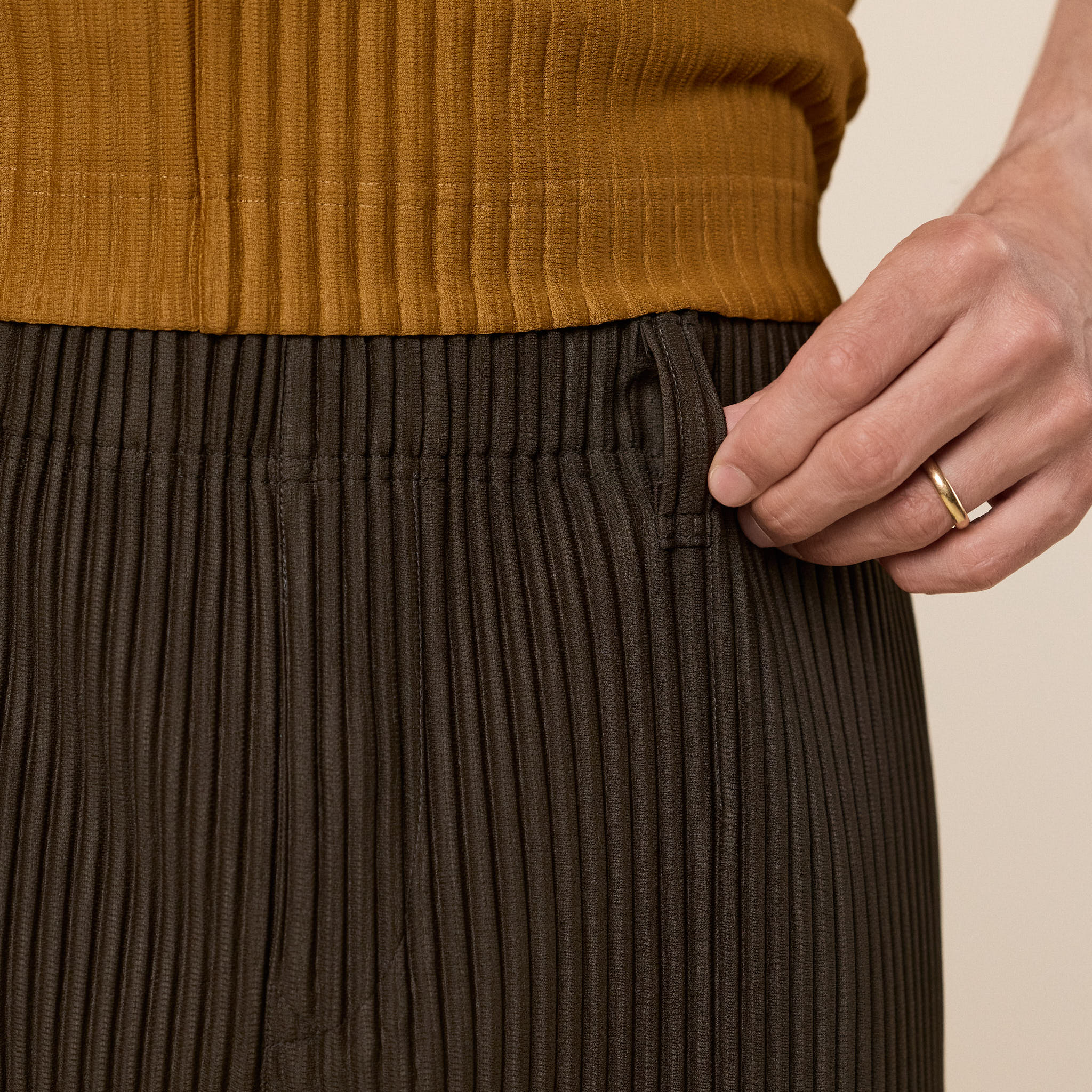 Homme Plissé Issey Miyake - Tailored Pleats 3 Shorts - Genova Metal Ochre